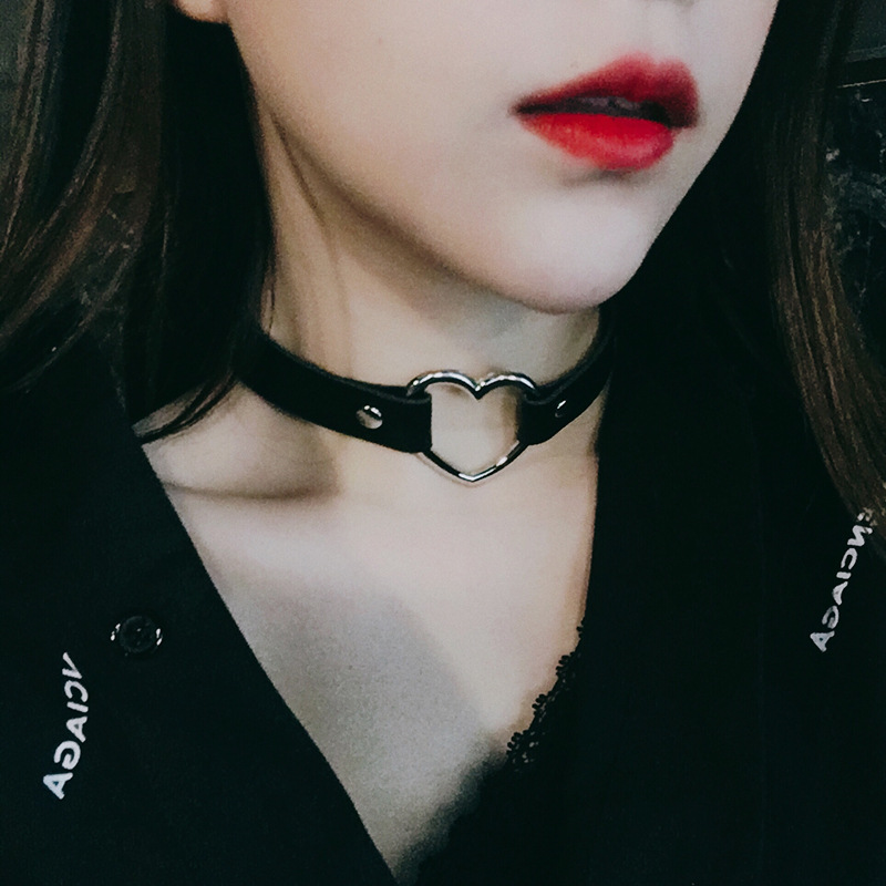 Vòng cổ choker dây da khuôn trái tim rỗng sành điệu