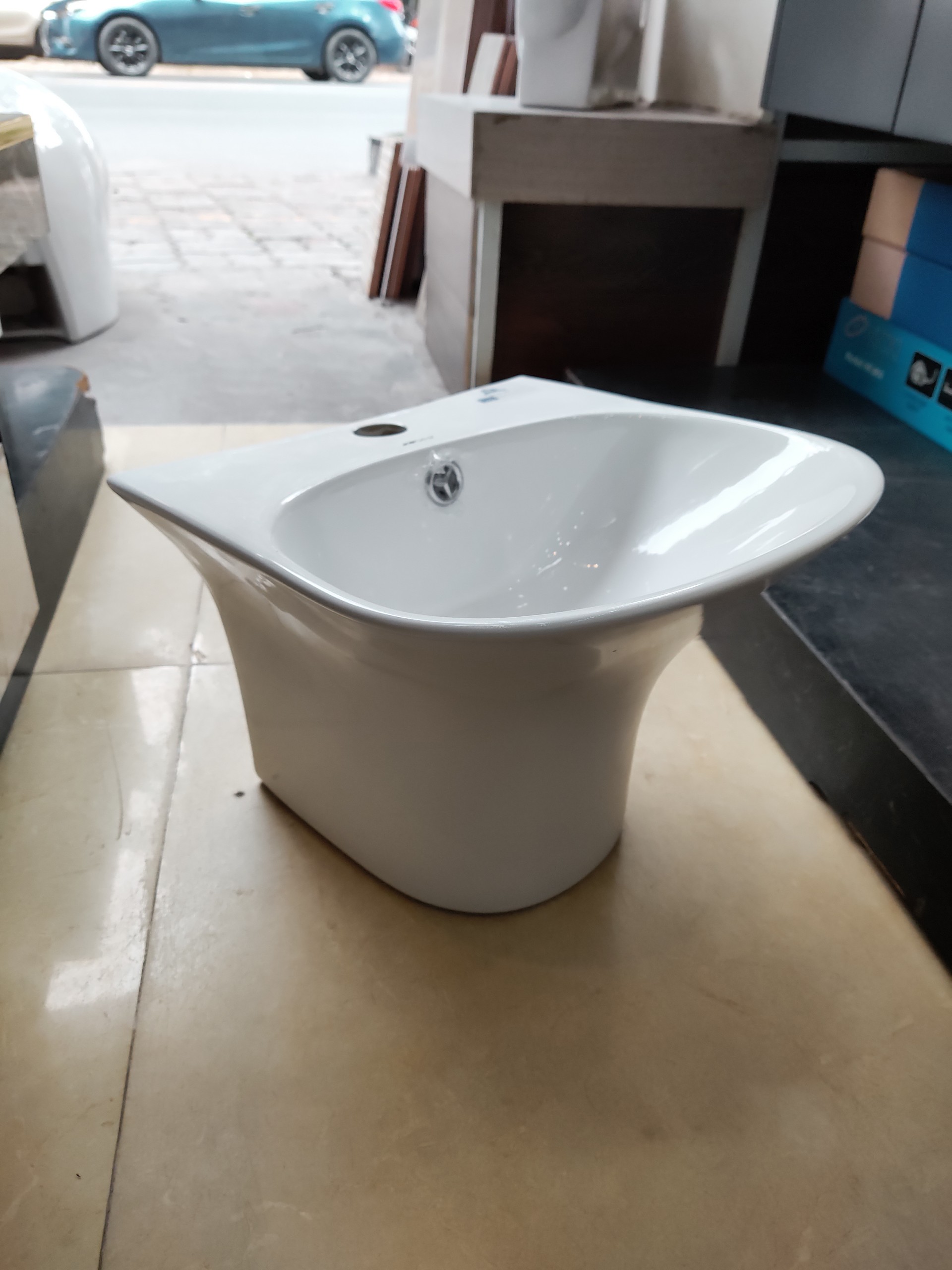 CHẬU LAVABO TREO TƯỜNG LIỀN CHÂN KT 36X36CM NHỎ GỌN