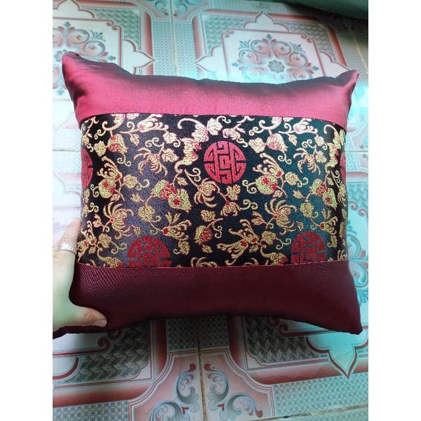 Gối tựa vỏ khoá 40x40x20 cm.