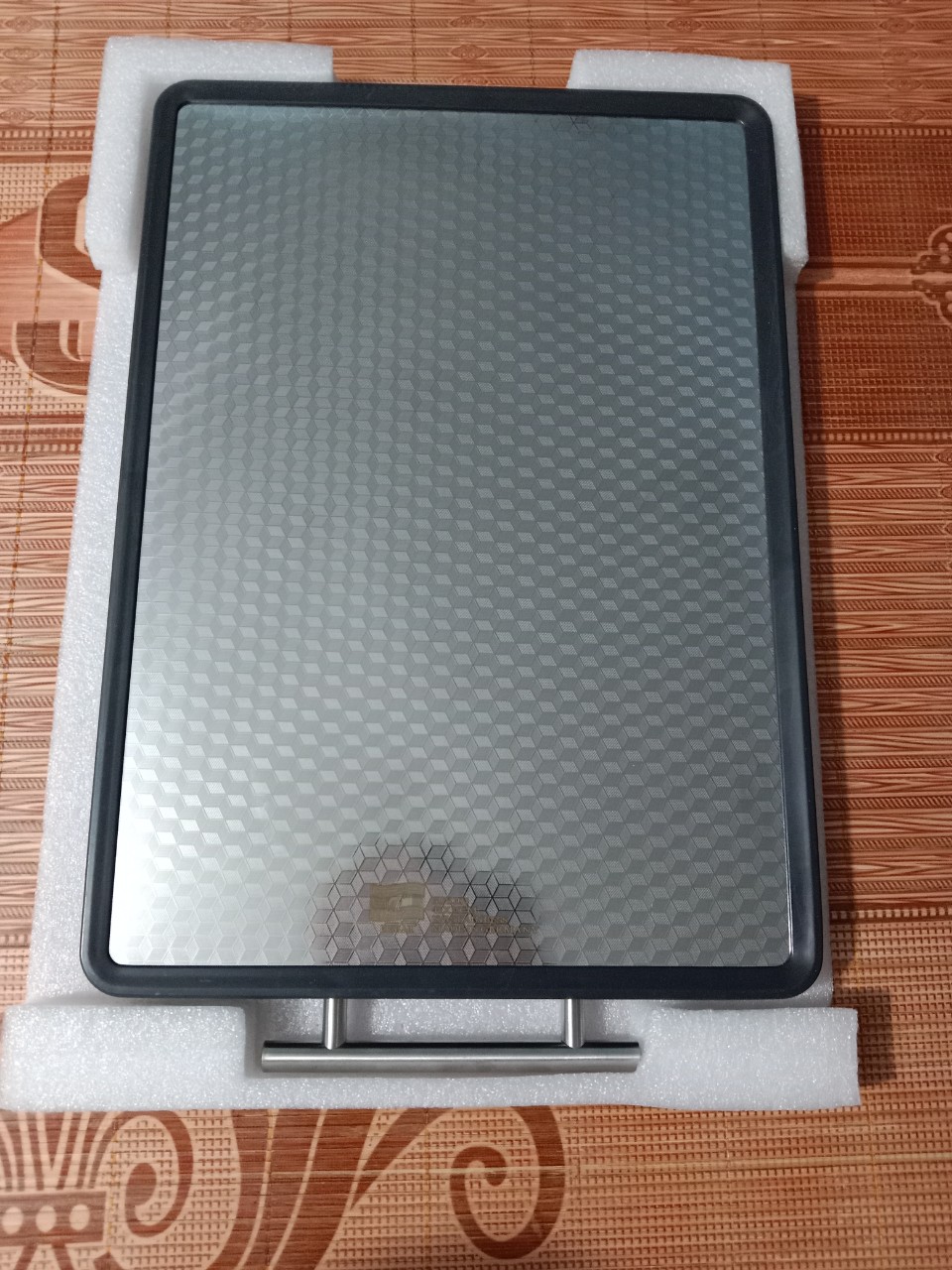 Thớt INOX 304 cao cấp với thiết kế 2 mặt bền bỉ, tiện lợi, an toàn cho sức khỏe: kháng khuẩn, chống nấm mốc, chống trơn trượt