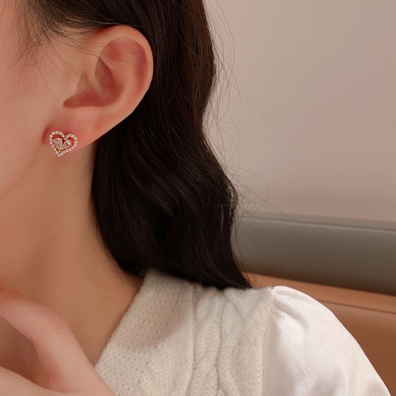 Khuyên tai hình trái tim viền ngọc sát tai đơn giản