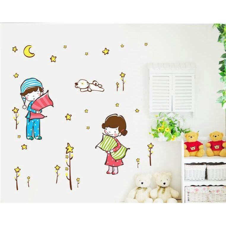 Decal dán tường bé ôm gối