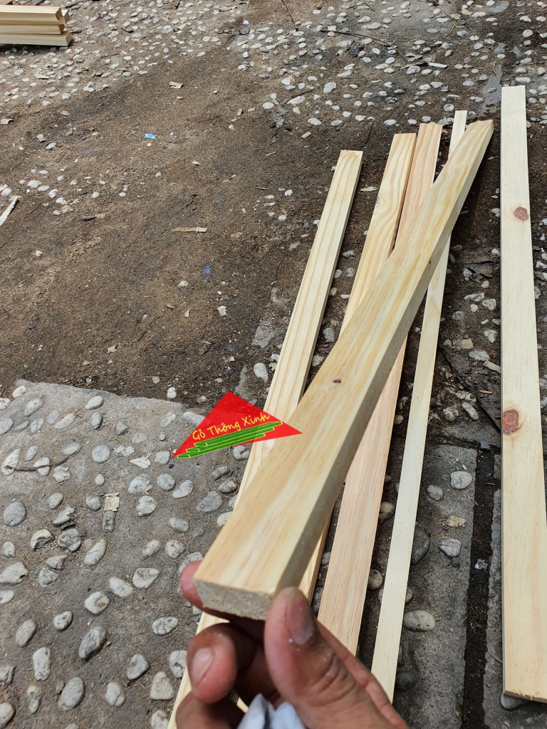 Thanh gỗ thông vuông mới đẹp dài 80cm, rộng 3cm, dày 1.5cm đã bào láng đẹp 4 mặt rất thích hợp làm nẹp, làm khung sườn