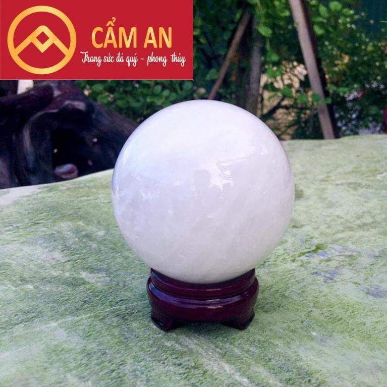 Quả Cầu Phong Thủy Đá Tự Nhiên Màu Trắng Chất Siêu Đẹp Nặng 2kg, Đường Kính 12cm - Tặng Kèm Đế Gỗ