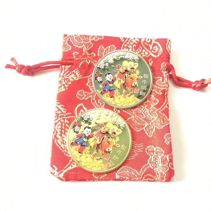 Cặp Xu hình chú Bò đang mang túi Vàng Bạc, màu vàng và bạc, tặng kèm túi gấm, dùng để trang trí bàn sách, bàn làm việc, mang theo trong túi - SP002469