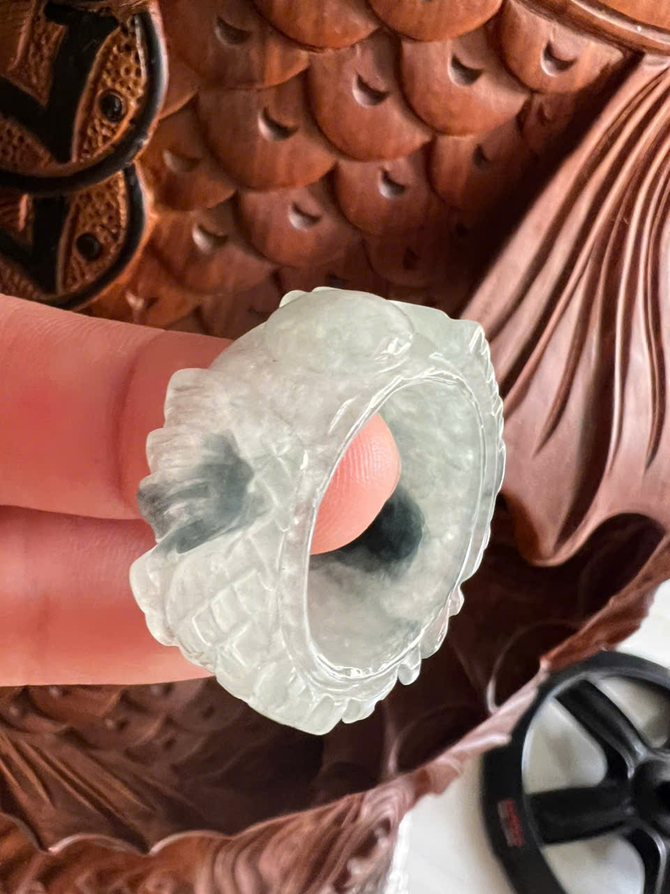 Nhẫn Rồng Nam Ni 21mm Cao 13mm Dầy 6mm Đá Cẩm Thạch màu Xanh nhẹ bóng trắng xíu xanh đen đẹp ạ