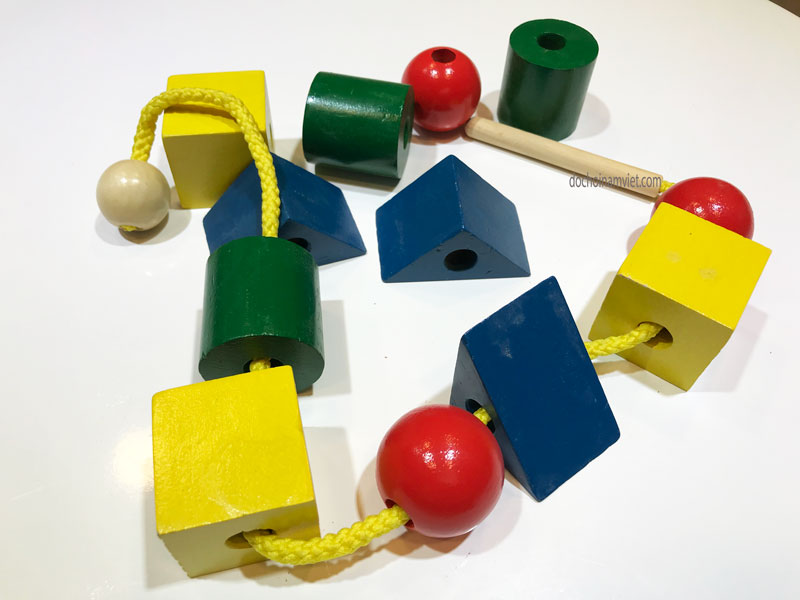 Đồ chơi xâu hạt, xỏ dây bằng gỗ tạo hình học khối montessori