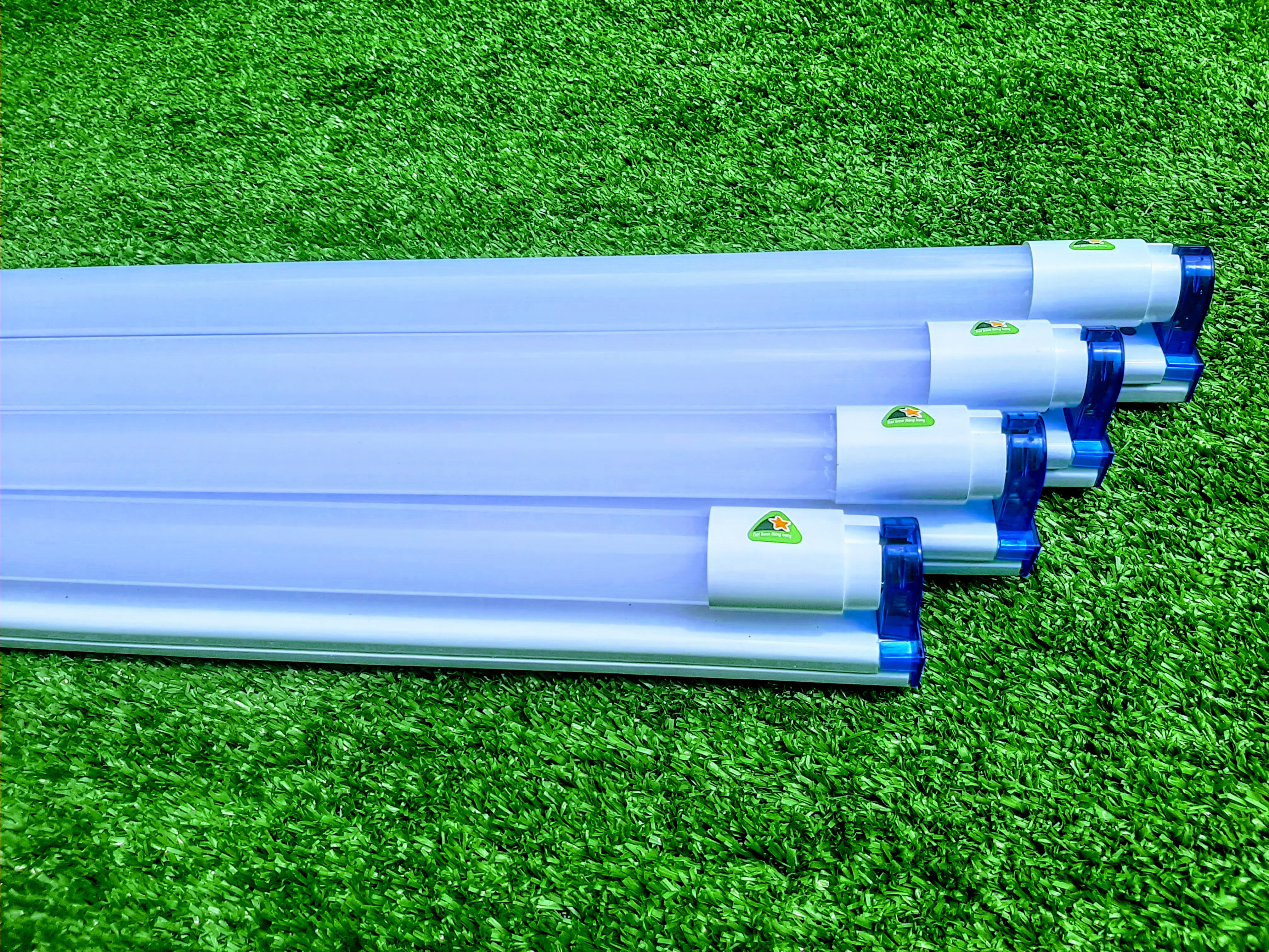 Combo 4 Bộ Đèn Led Tuýp Nhựa 1m2 Nano 20W Ánh Sáng Trắng 6500K Bao Gồm Bóng & Máng