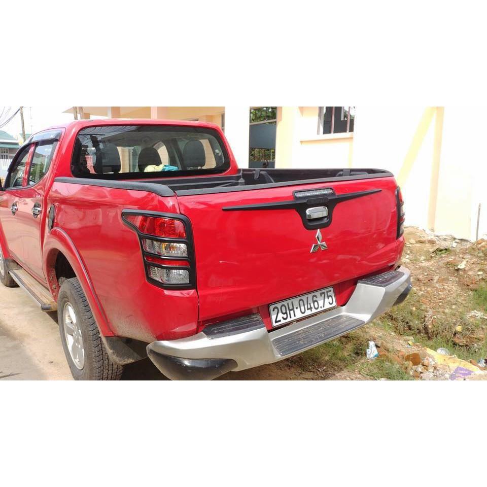 Bộ ốp đèn pha hậu đen xe dành cho Mitsubishi Triton 2016-2020