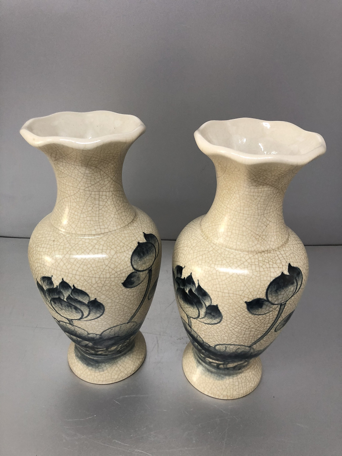 Đôi Lọ hoa men rạn vẽ sen , mẫu cổ loe