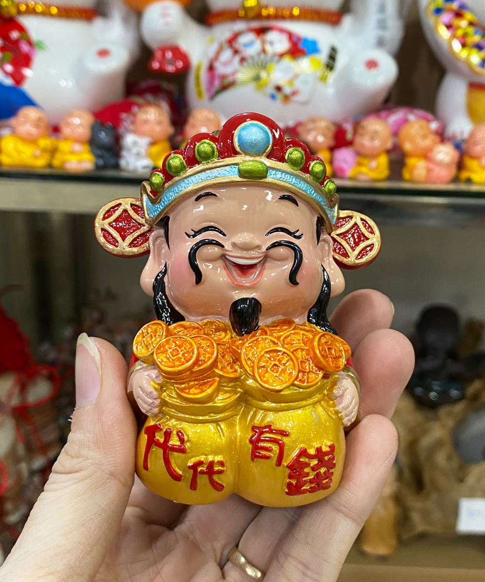 Bộ 02 tượng Thần Tài chibi 7cm cao cấp kèm túi vàng và chân đế tam cấp vuông nhỏ
