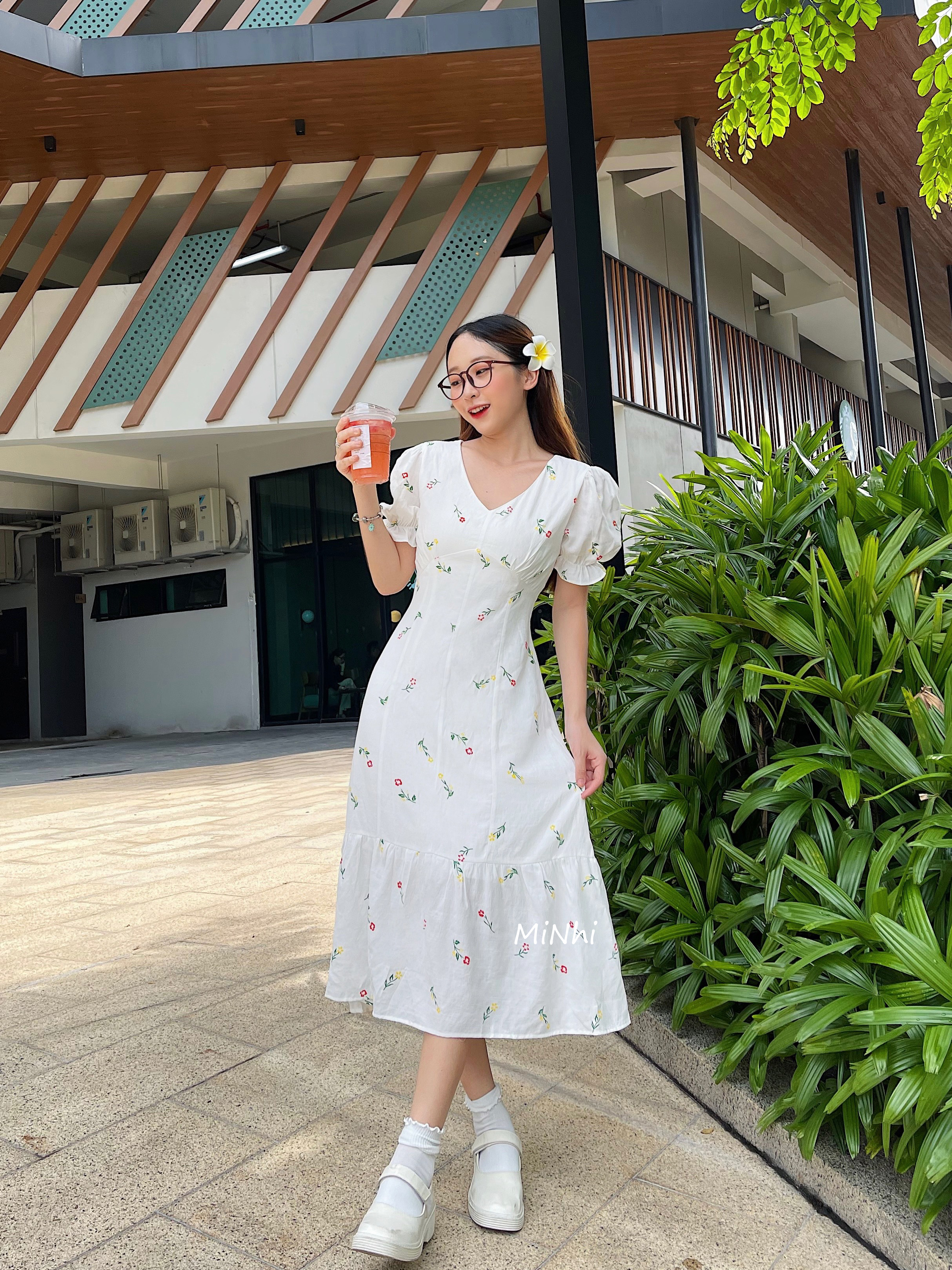 Đầm hoa nhí trắng cổ V nơ lưng, Váy hoa nhí cổ tim xòe vải thêu hoa mát mẻ Cao Cấp dáng xòe tay ngắn MiNhi