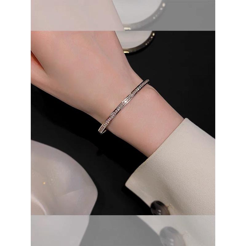 Vòng tay titan không đen nữ đẹp viền ngọc sáng dự tiệc Ring House
