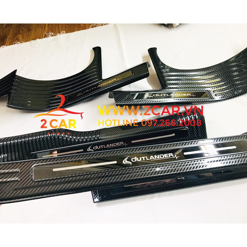 Ốp bậc cửa, nẹp bước chân trong, ngoài Carbon xe Mitsubishi Outlander 2016- 2021, 2022 vân CACBON cao cấp