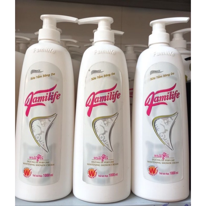 Chai sữa tắm cá ngựa Familife thể tích 1000ml được chiết xuất từ ngọc trai , vitamin E ,tạo độ ẩm dưỡng da mịn màng , trắng sáng , tẩy tế bào chết ,hương thơm quyến rũ , cho phái đẹp