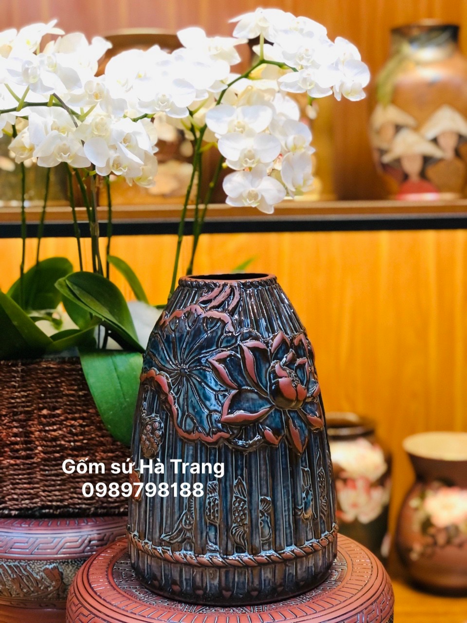 Lọ hoa dáng chuông gốm sứ Bát Tràng cao cấp hoạ tiết sen nổi