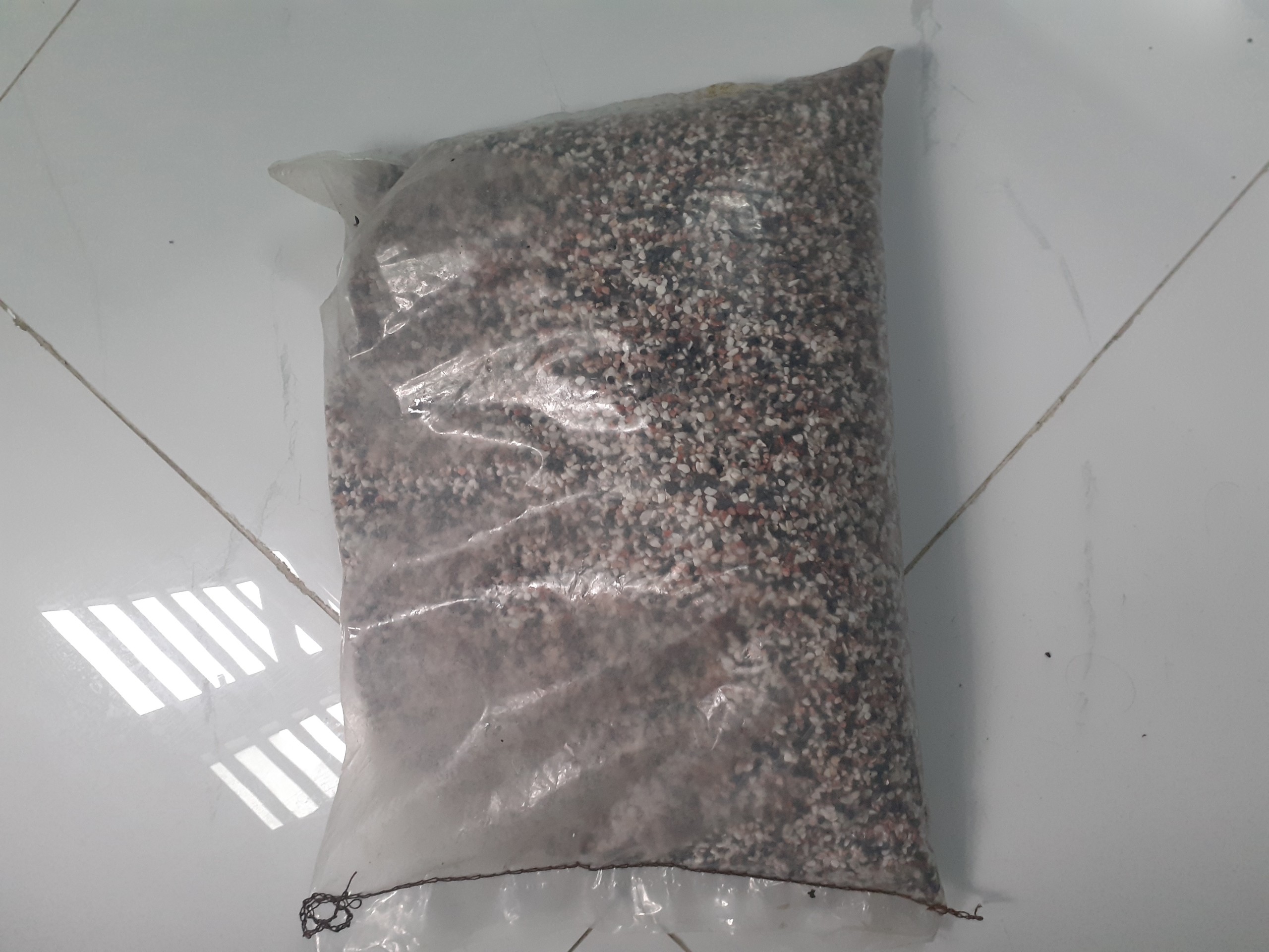 Cát sỏi đủ màu trang trí hồ cá cảnh quan , túi 1 ký