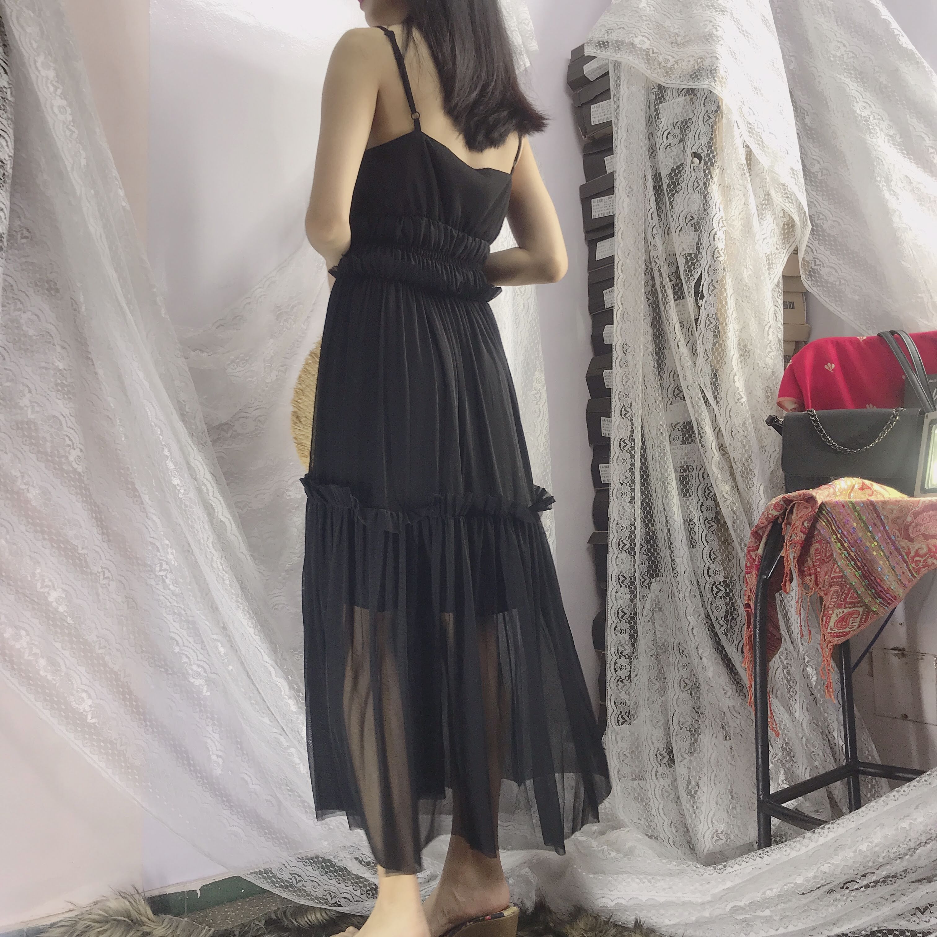 Đầm maxi hai dây lưới màu đen