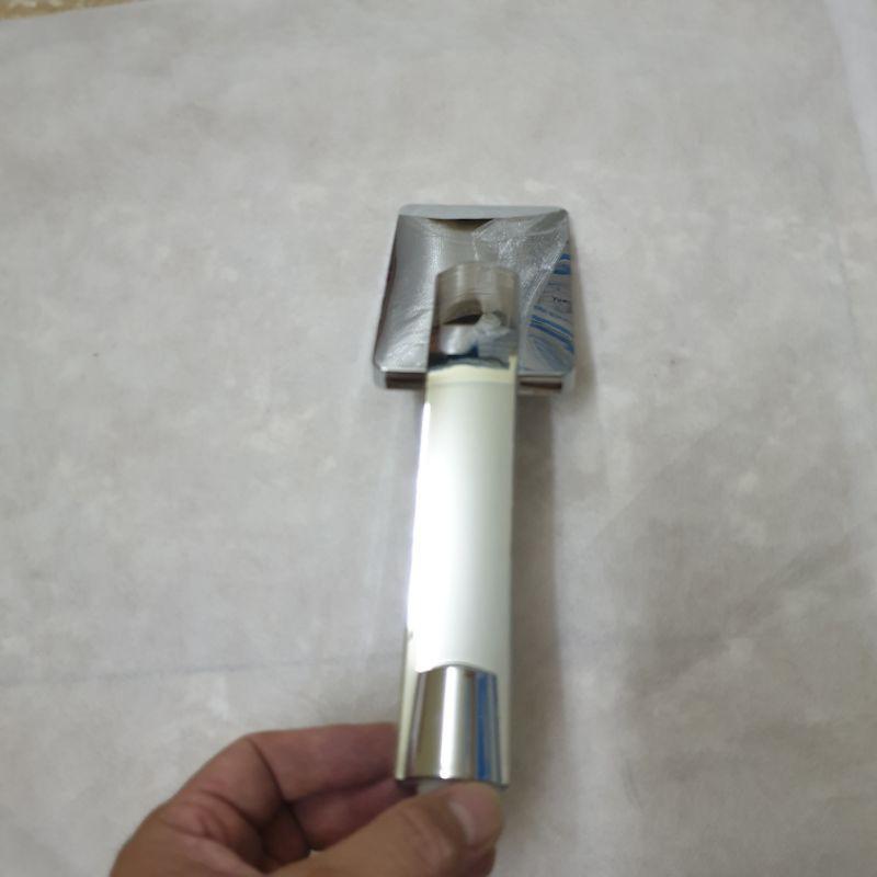 Bát sen vuông chữ nhật sáng bóng.