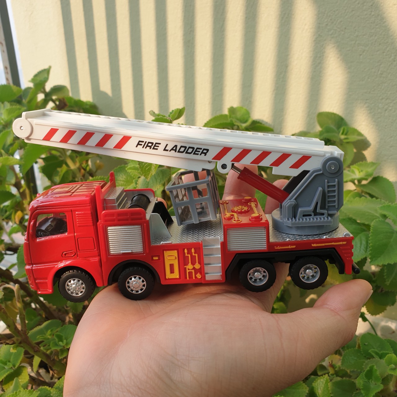 Đồ chơi mô hình xe cứu hỏa thang gập KAVY chất liệu hợp kim và nhựa an toàn , chạy đà rất xa chi tiết sắc sảo
