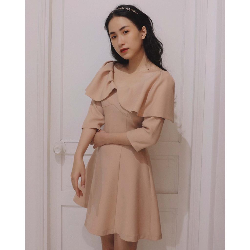 KIOBI – Đầm Hera cổ V sâu, form mini cúp ngực, rã eo, dáng xòe, tay lửng,xếp bèo choàng vai,vải cotton bố be - KID19115B