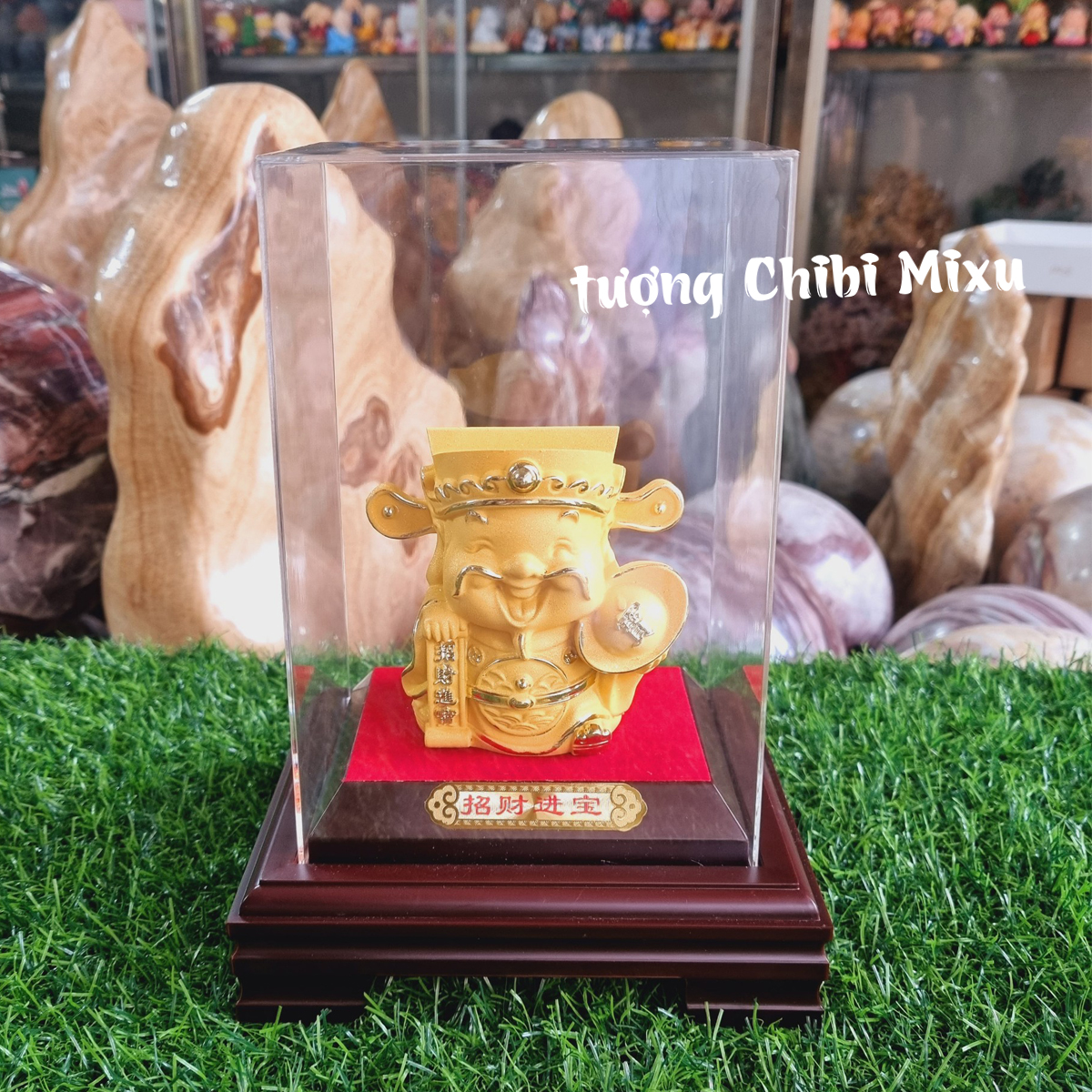 Tượng Thần Tài phủ cát may mắn trong lồng kính mica