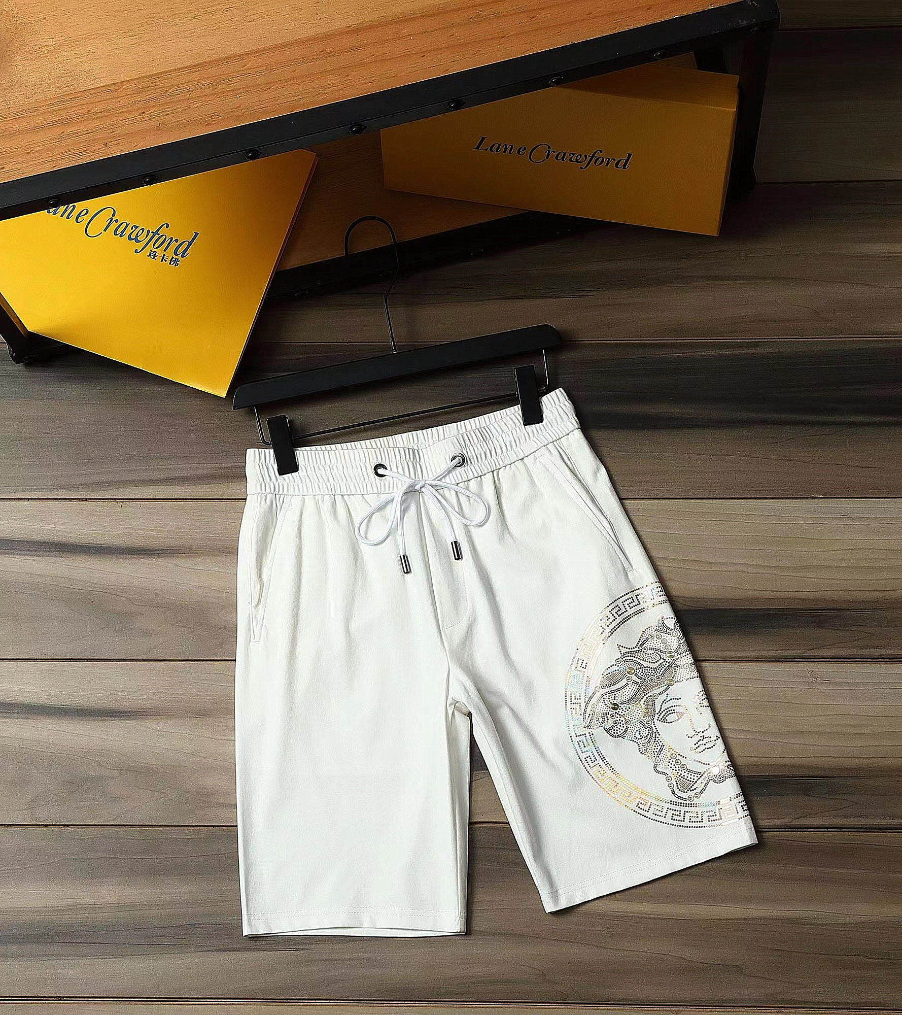 Quần short đùi nam cao cấp TC với thiết kế logo đính đá bền đẹp, dộc đáo, lưng chun dây rút co dãn chất cotton thoáng mát, phong cách trẻ trung, năng động, thể thao-2282