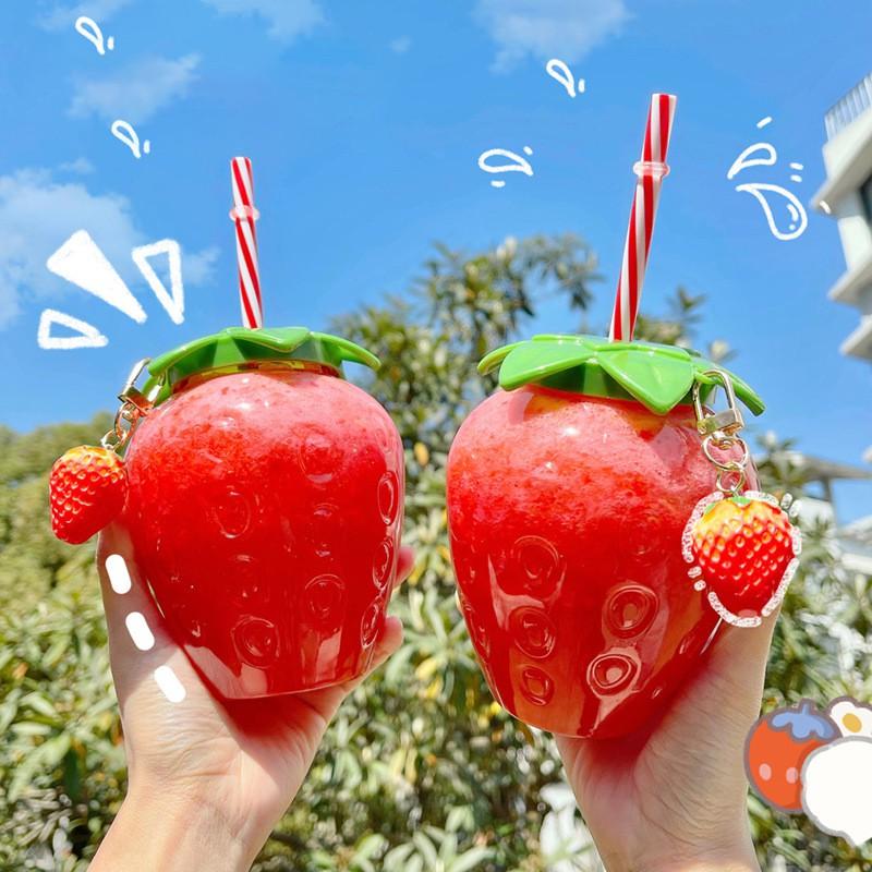 Bình đựng nước hình quả dâu tây siêu kute kèm ống hút
