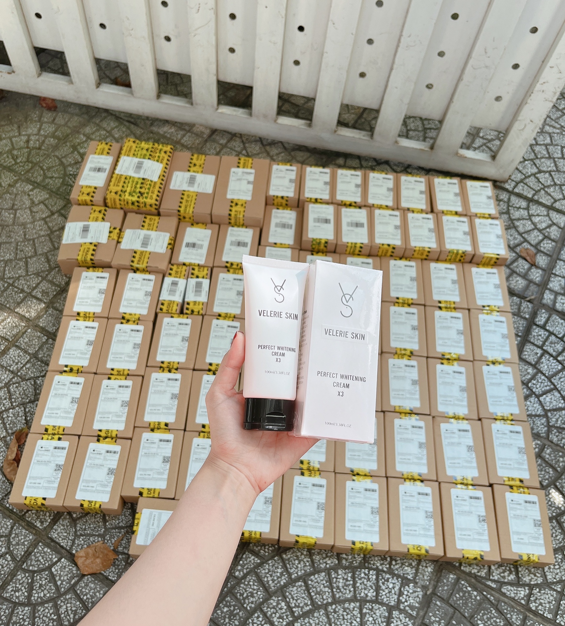 Kem Xóa Thâm Velerie Skin Perfect Whitening Cream x3. Hiệu quả trên cả 6 vùng: mông, bikini, ti, nách, đầu gối, khuỷu tay. Chất kem trong, thấm nhanh, chống nước.