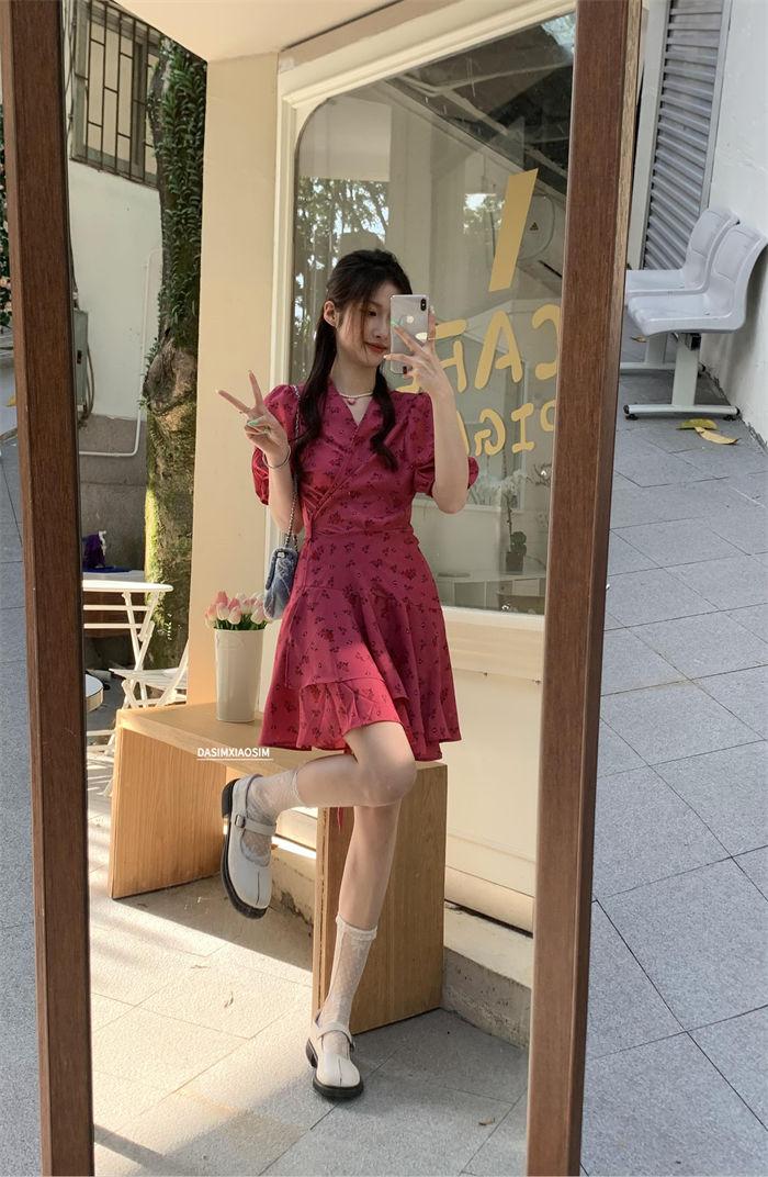 DONGSHOP v cổ mảnh hoa đầm cho phụ nữ nhỏ 2023 mùa hè Pháp trà nghỉ khí chất thắt lưng hiển thị gầy một chữ a váy