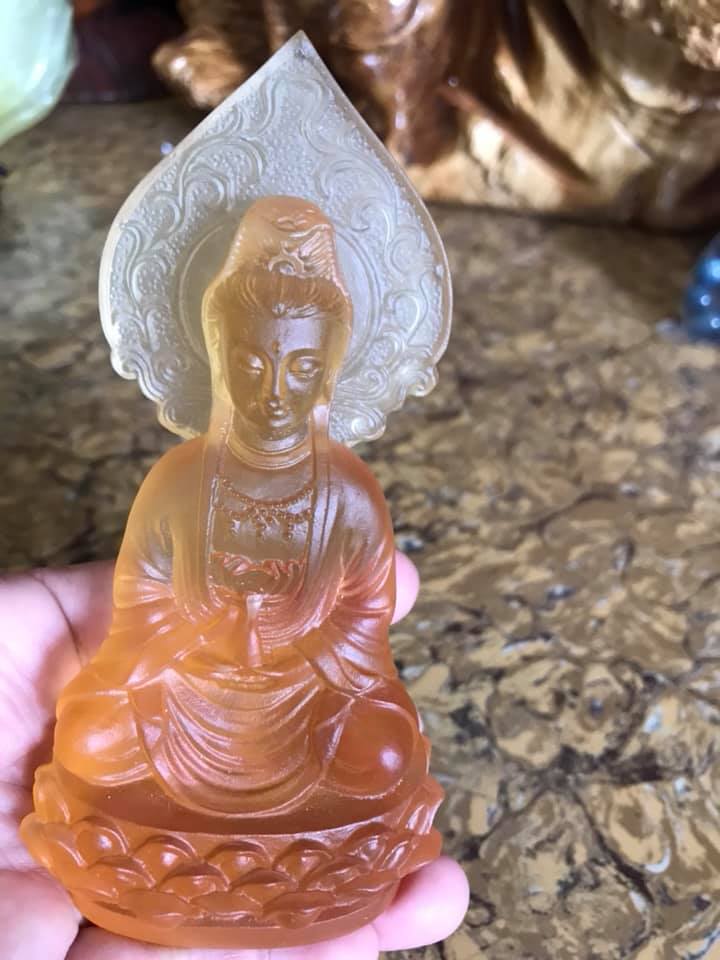 TƯỢNG PHẬT BÀ QUAN ÂM ĐÁ LƯU LY MÀU VÀNG ĐẬM CAO 13CM ĐK 7CM HỢP ANH CHỊ MỆNH THỔ KIM THỦY