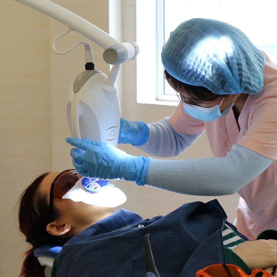Hình ảnh Combo Lấy Cao Răng + Điều Trị Viêm Lợi + Tẩy Trắng Răng Với Công Nghệ Zoom 2 White Speed tại Navii Dental Care