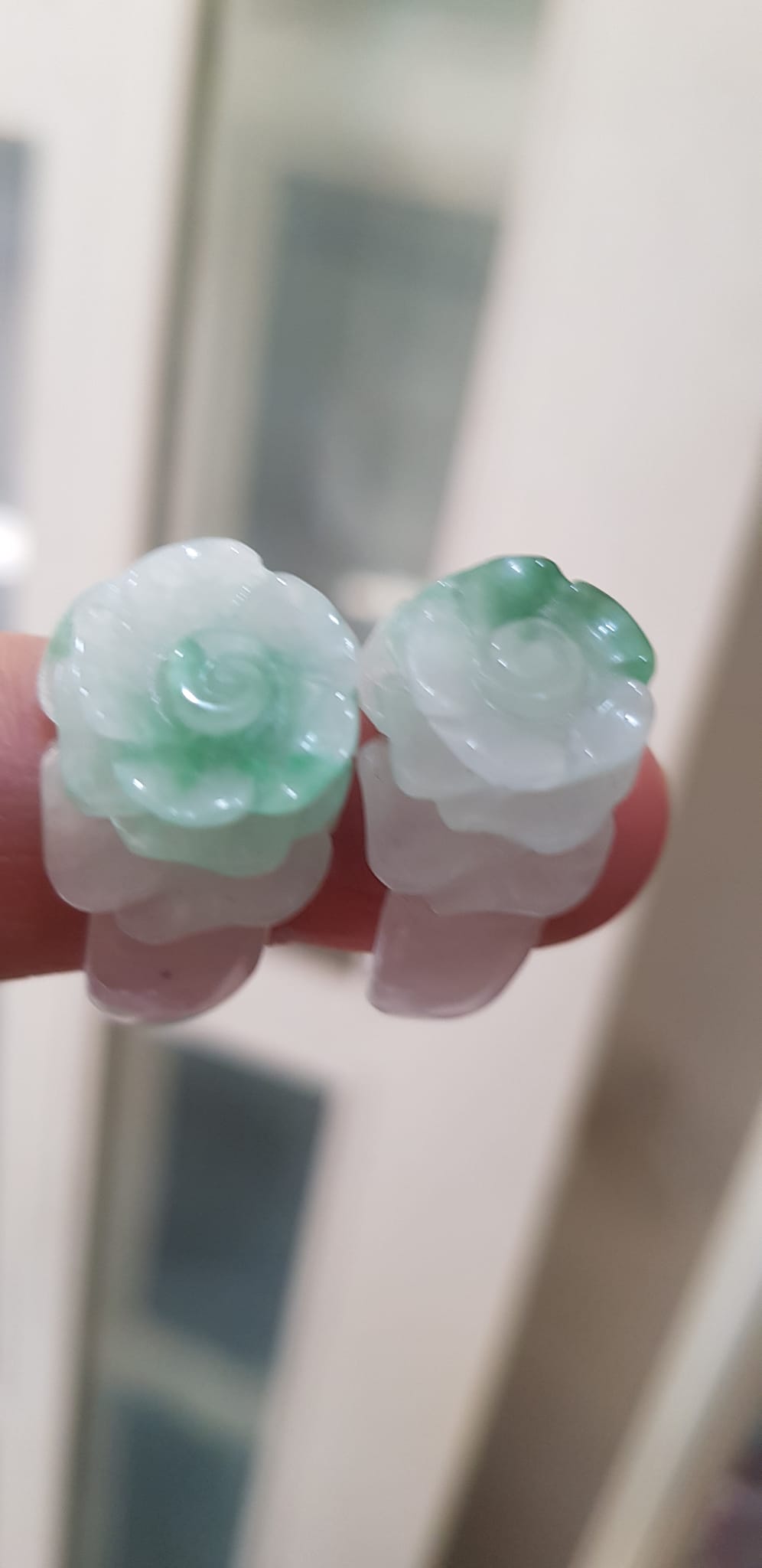 Nhẫn Nữ mới chạm Bông Hồng Nổi màu Trắng Xanh nhẹ rất đẹp đá cẩm thạch tự nhiên Ni 18mm đeo tay xinh lắm  ạ
