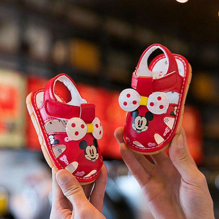 Giày tập đi - Sandal cho bé gái tập đi hình chuột Mickey Đeo Nơ đế mềm chống trơn trượt, phát tiếng kêu G32