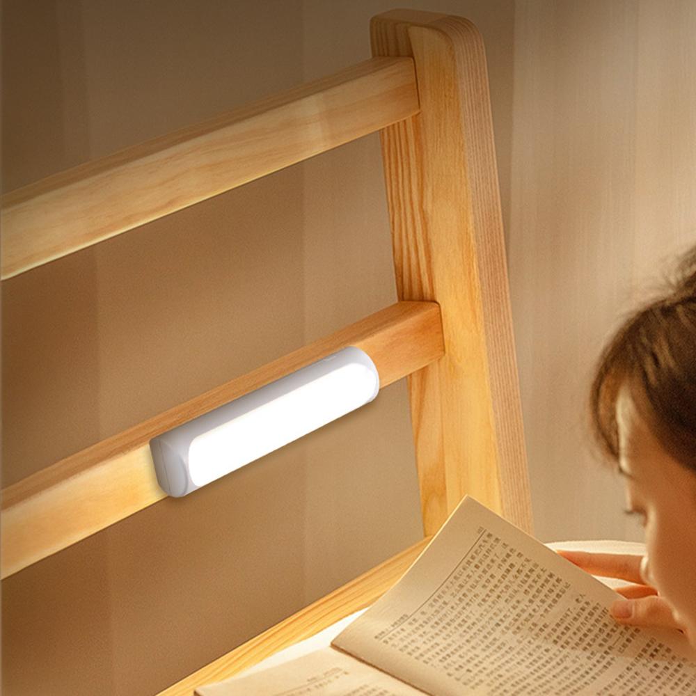 Đèn ngủ LED với kích thước nhỏ gọn, dễ dàng cho bạn mang theo khi làm đèn pin. Đi kèm với bộ điều khiển từ xa,