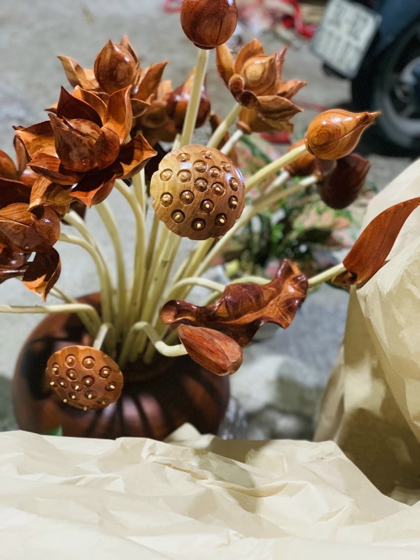 1 bình hoa sen 25 cành , trang trí phòng thờ phòng khách bằng gỗ hương đỏ đẹp long lanh ,