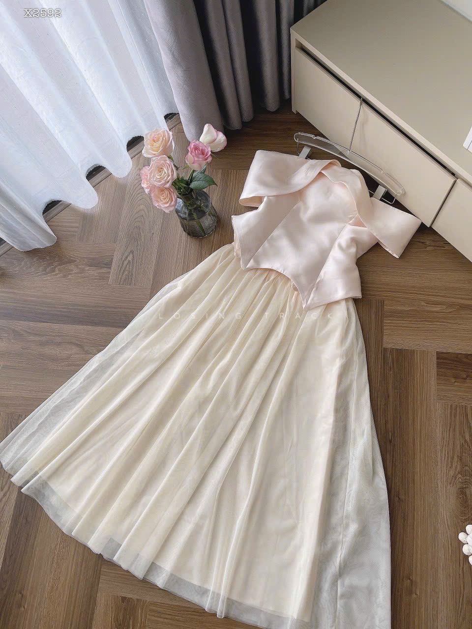 SET ÁO BẸT VAI +CHÂN VÁY LƯỚI