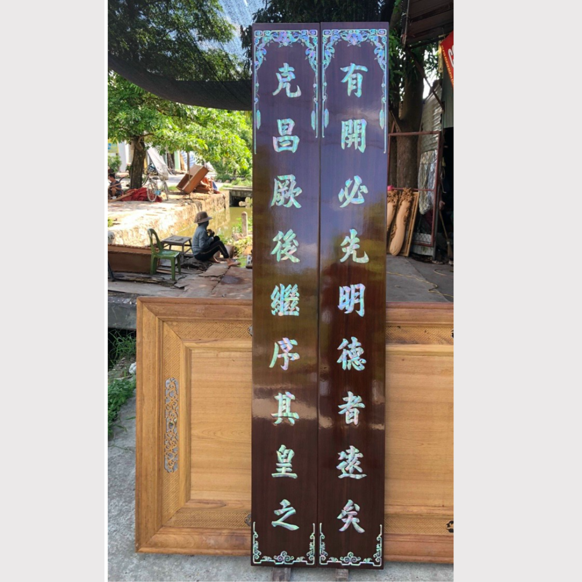 Bộ hoành phi câu đối bằng gỗ gụ kết hợp với khảm ốc đỏ singgapore làm mầu mận chín giả cổ