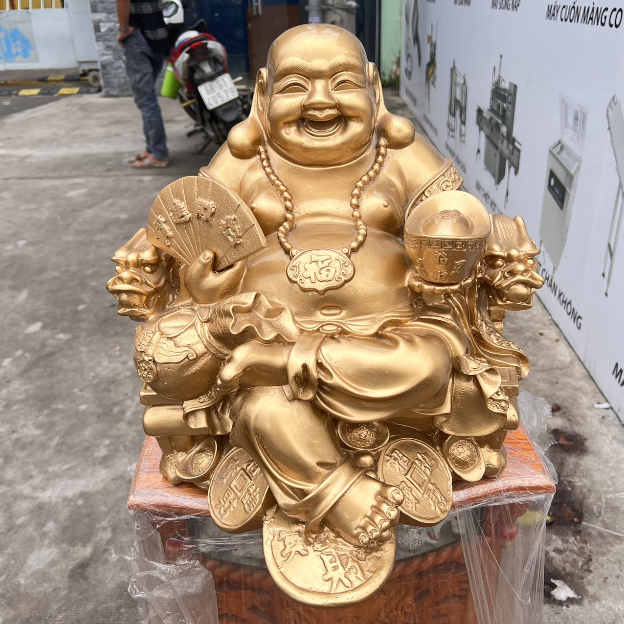 Tượng Di Lặc bột đá màu vàng đồng tay cầm quạt và thỏi vàng cao 37cm