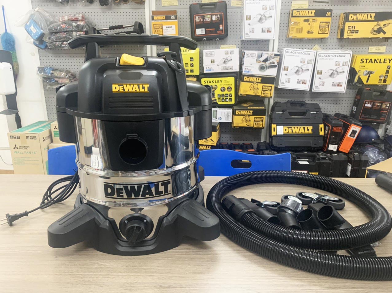 Máy hút bụi công nghiệp khô và ướt Dewalt DXV30S