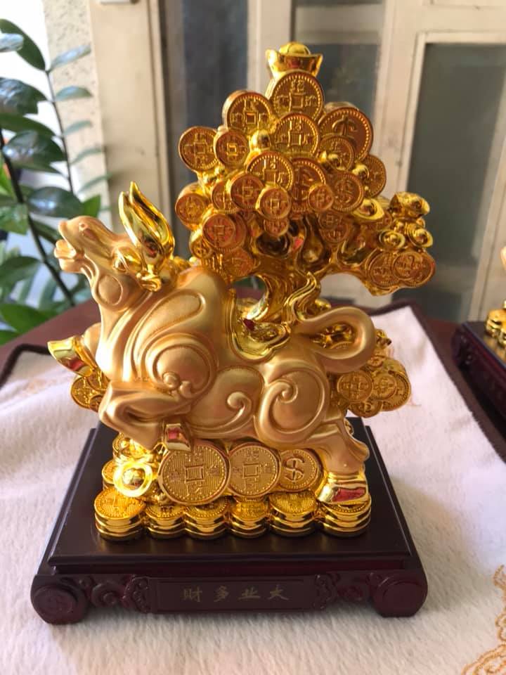 Tượng Trâu Vàng Mới Đứng khối tiền Cây tài lộc Màu Vàng đặt bàn làm việc may mắn ạ Size cao 20cm x ngang 15cm x sâu 10cm