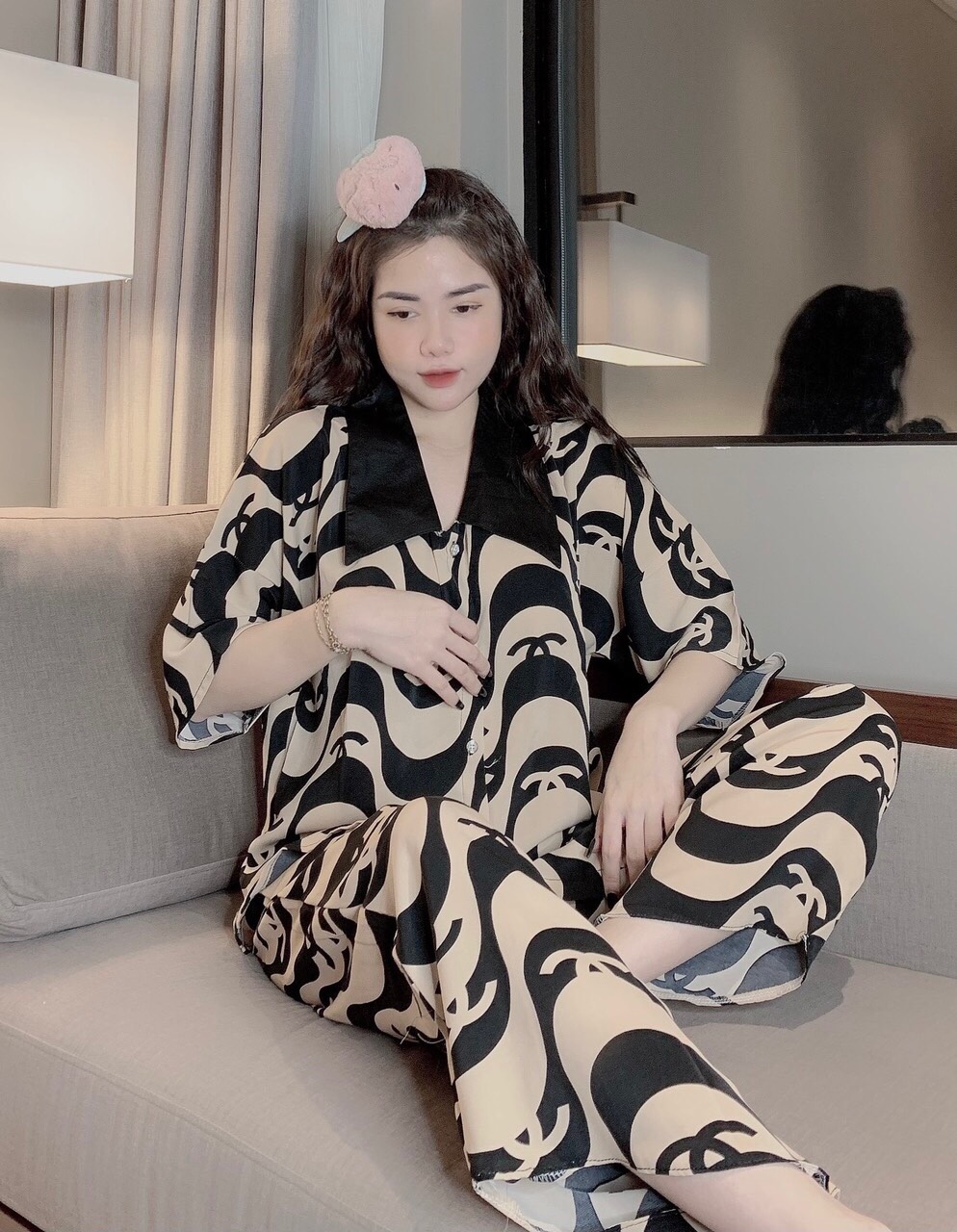 Bộ pijama cộc tay quần dài chất liệu lụa mango, bộ đồ ngủ nữ pyjama cổ sen bèo họa tiết gấu dễ thương cao cấp DC13