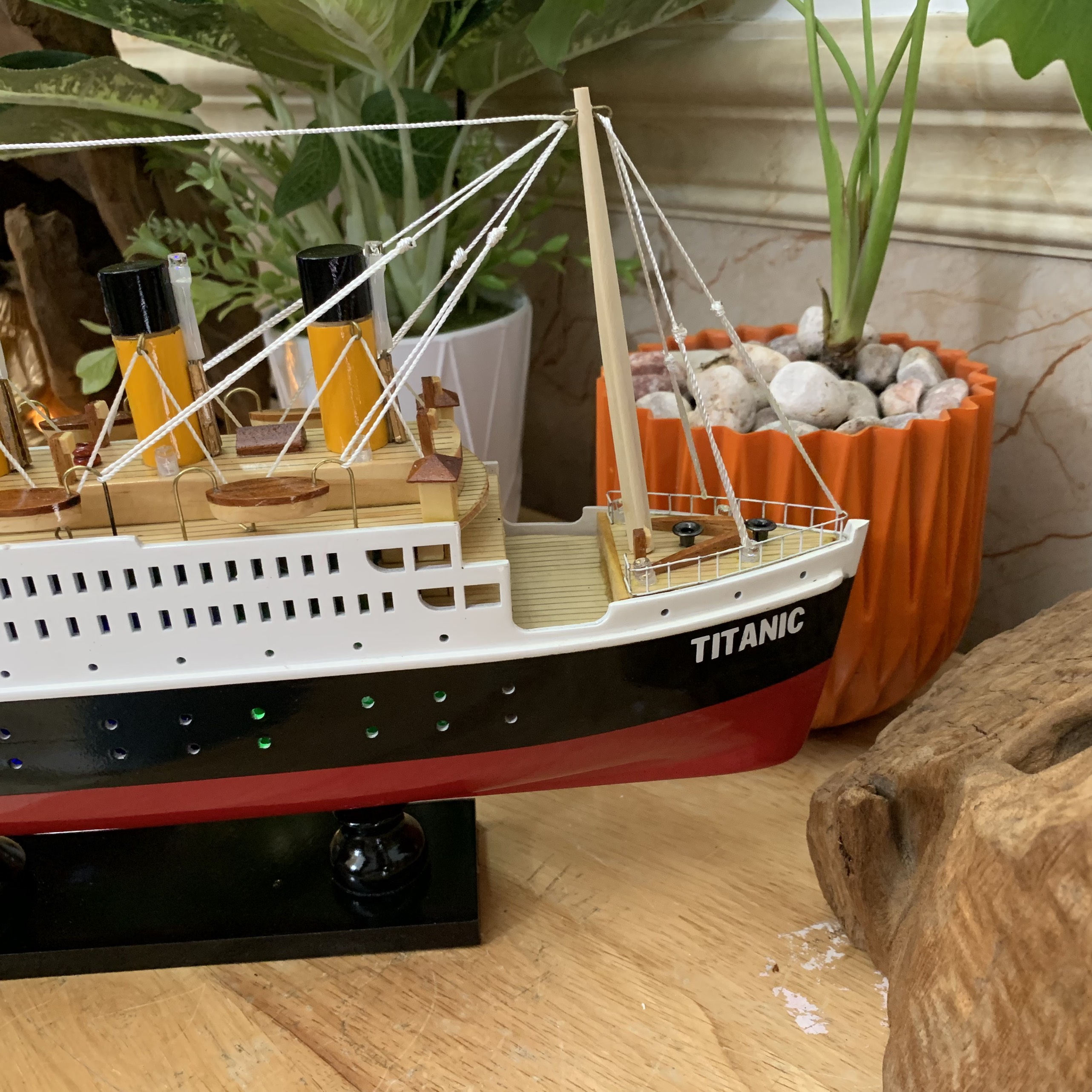 [Tàu Titanic] Mô hình trang trí tàu gỗ Titanic trang trí nhà cửa quà tặng bé - Dài 40cm - Gỗ tự nhiên - Có đèn led màu