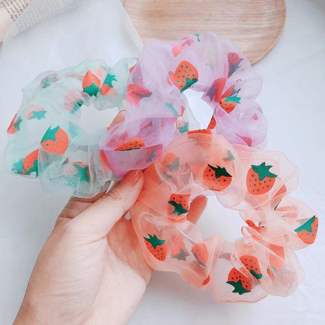 Buộc tóc scrunchies voan phối họa tiết trái dâu