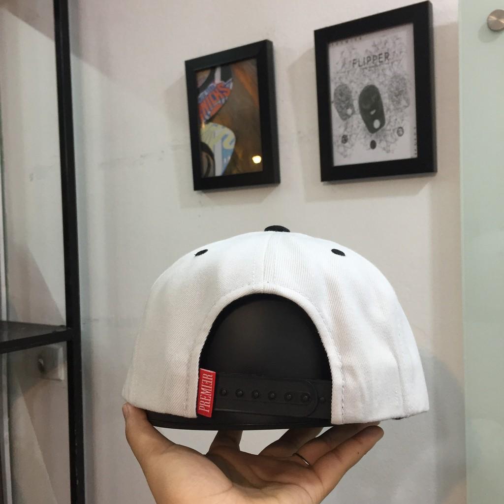 Mũ nón snapback trắng lưỡi đen