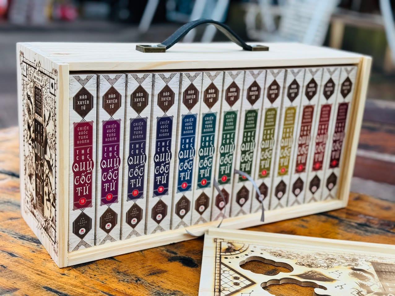 (Tặng 1c Báu Vật Của Đời) TRỌN BỘ 13 TẬP THẾ CỤC QUỶ CỐC TỬ – Hộp gỗ giới hạn chỉ 600 bộ, nắp trượt quai da PU – Hàn Xuyên Tử – Huy Hoang Bookstore