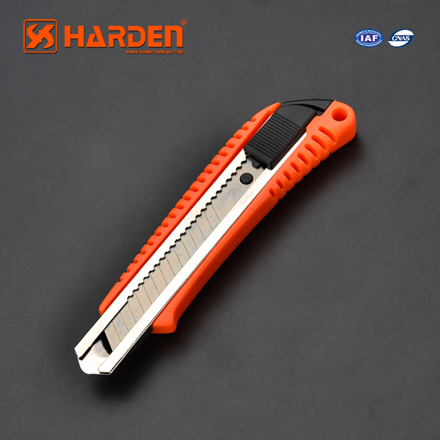 Dao Rọc Giấy Size Lớn HARDEN 570306, Hàng Chính Hãng, Vỏ bằng nhựa chất lượng cao, Lưỡi Dao Được Làm Từ Chất Liệu Inox Không Gỉ, Sắc Bén, Độ Cứng Và Độ Bền Cao.