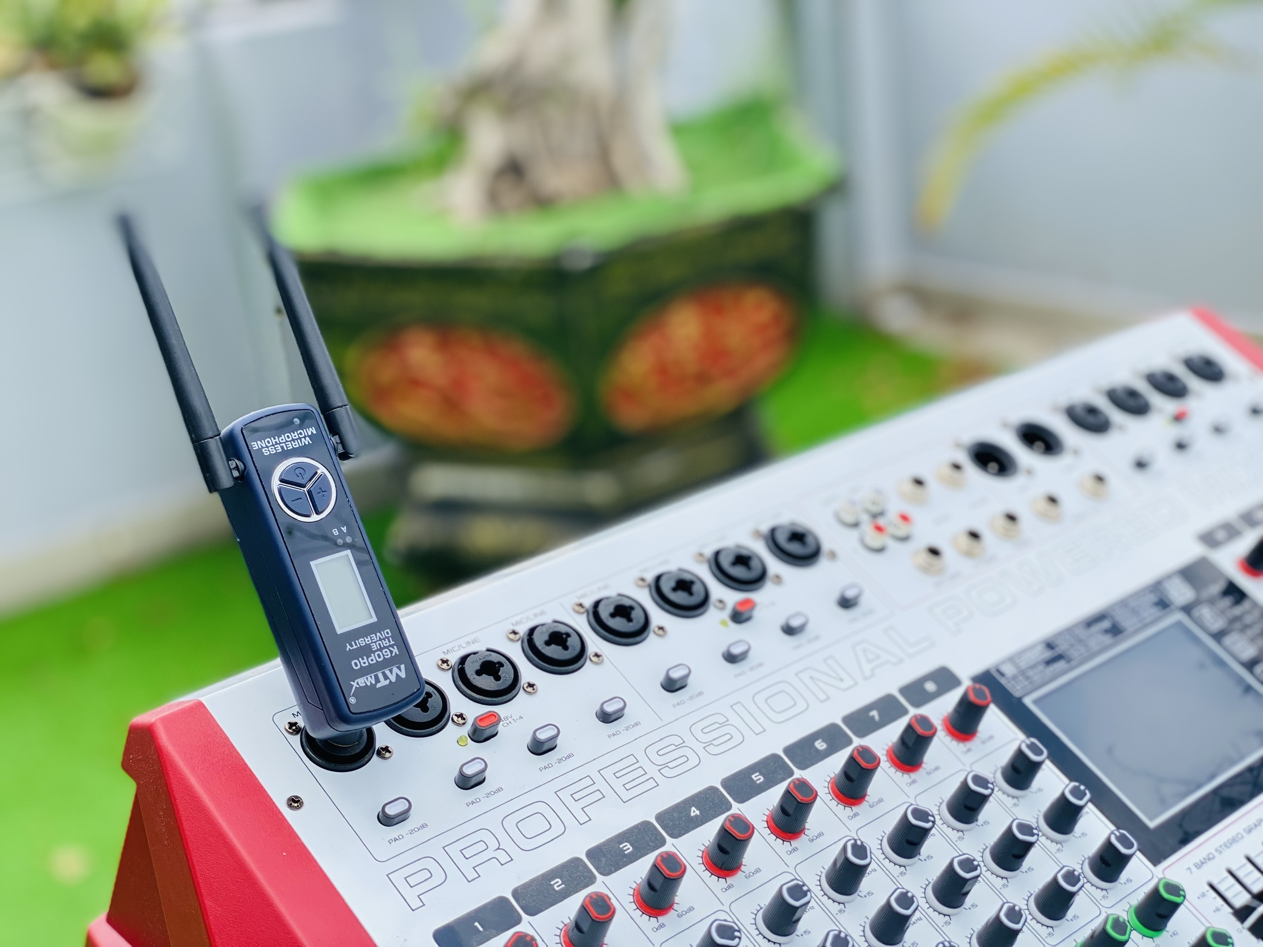 [SIÊU PHẨM CẬP BẾN - ƯU ĐÃI GIÁ TỐT] Combo Mixer Cao Cấp Liền Công Suất MTMAX F25Pro 12 Đường Line, 99 Hiệu Ứng Vang DSP + Micro Không Dây Bắt Sóng Xa MTMAX K60Pro Chất Lượng Cao, Thích Hợp Cho Dàn Âm Thanh Gia Đình, Hàng Chính Hãng