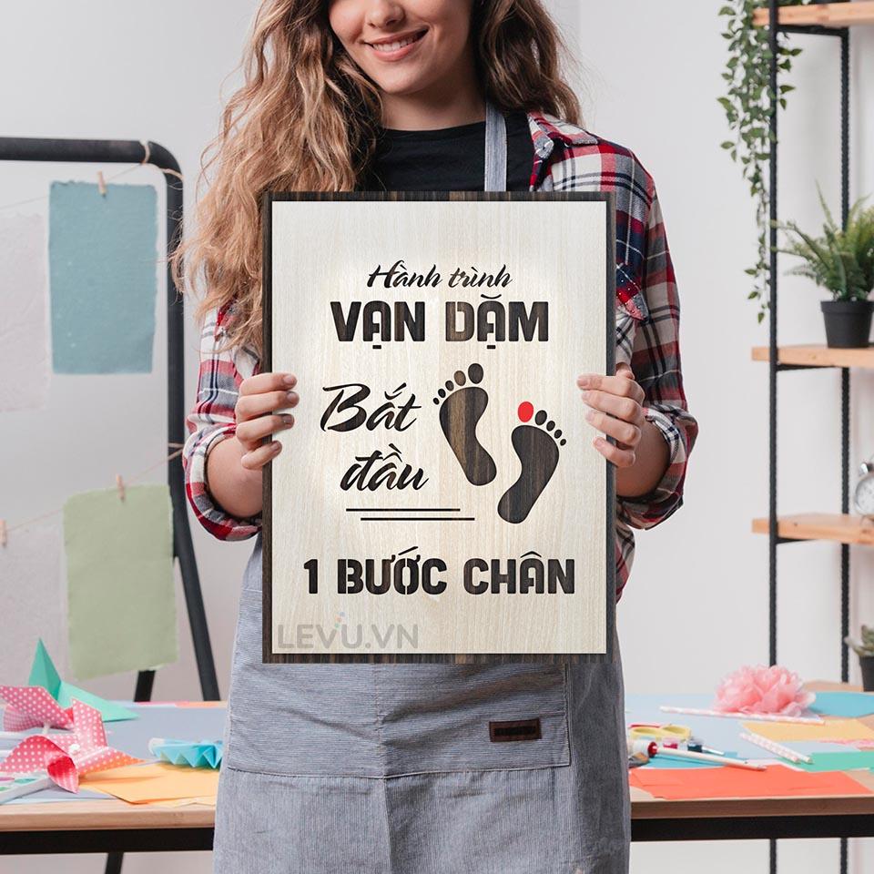 Tranh treo slogan LEVU LV008 &quot;Hành trình vạn dặm bắt đầu từ một bước chân