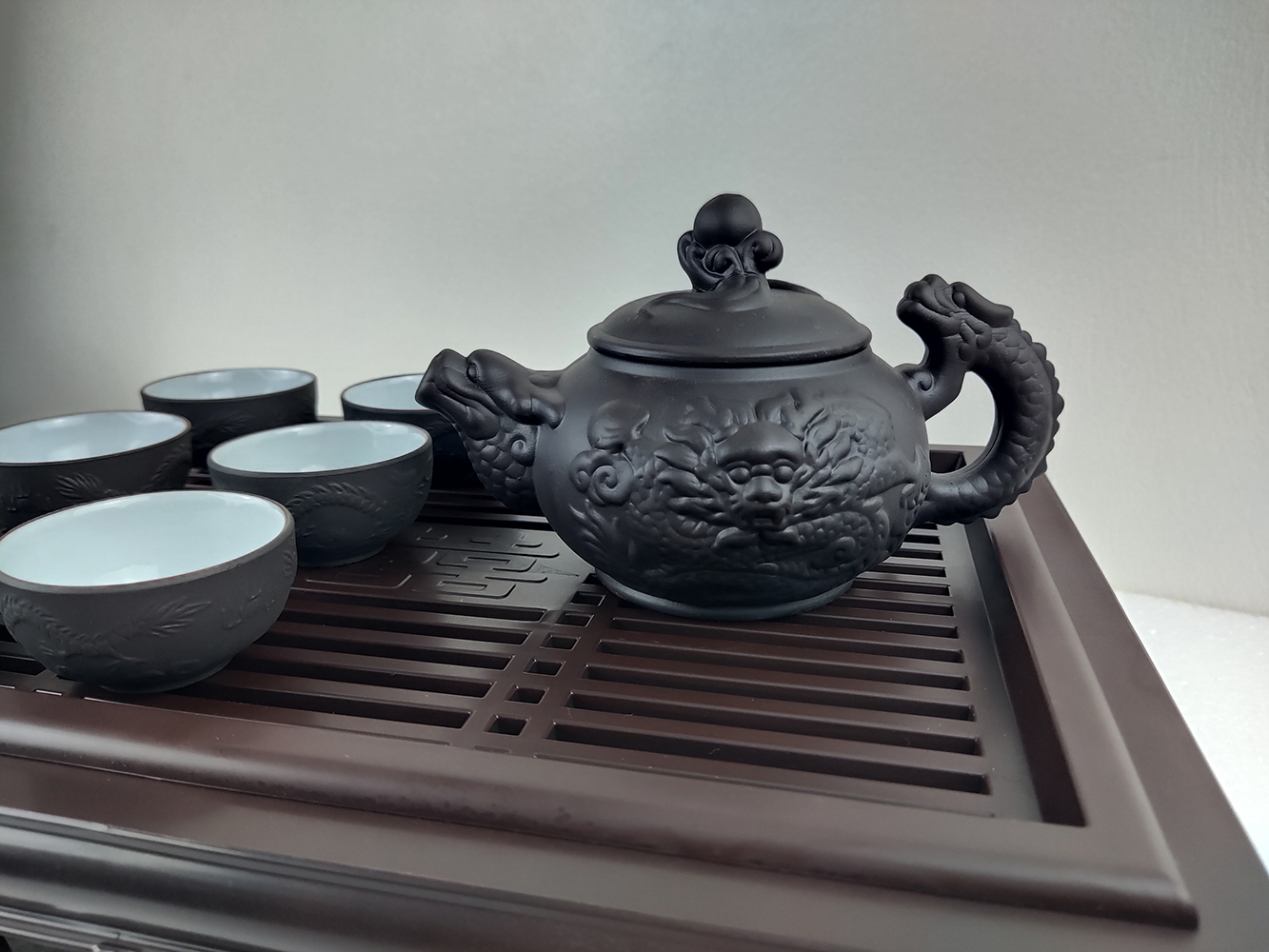 Bộ ấm chén uống trà cao cấp gốm tử sa hoa văn đầu rồng in nổi ấm chén bát tràng tráng men trắng sứ tặng kèm khay trà